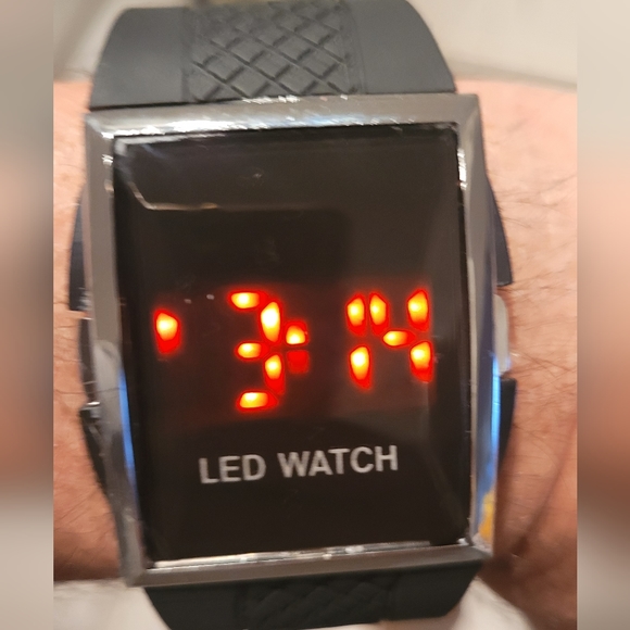Retro Red LED watch - Picture 2 of 3
